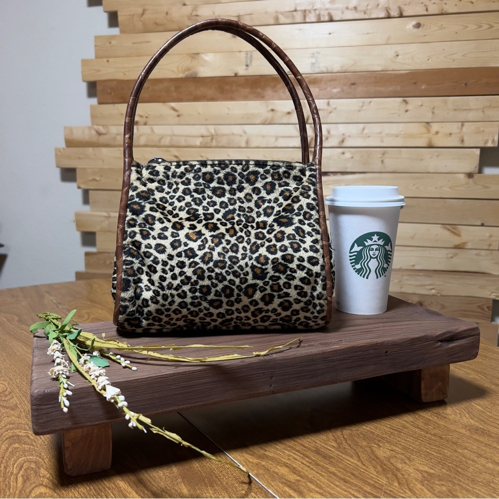 Chic Leopard Print Shoulder Bag